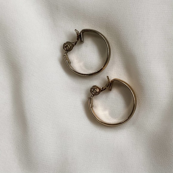 VTG Gold Classic Medium Hoop Clip Earrings - Picture 4 of 6